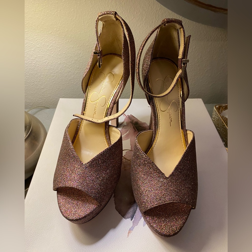 Jessica Simpson’s platform sandals